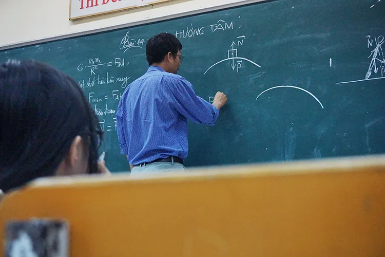 Emails to professors should be short because they are busy