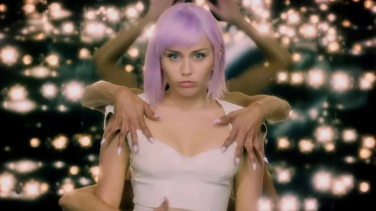 Screenshot of Black Mirror, starring Bryce Dallas Howard and Hannah John-Kamen