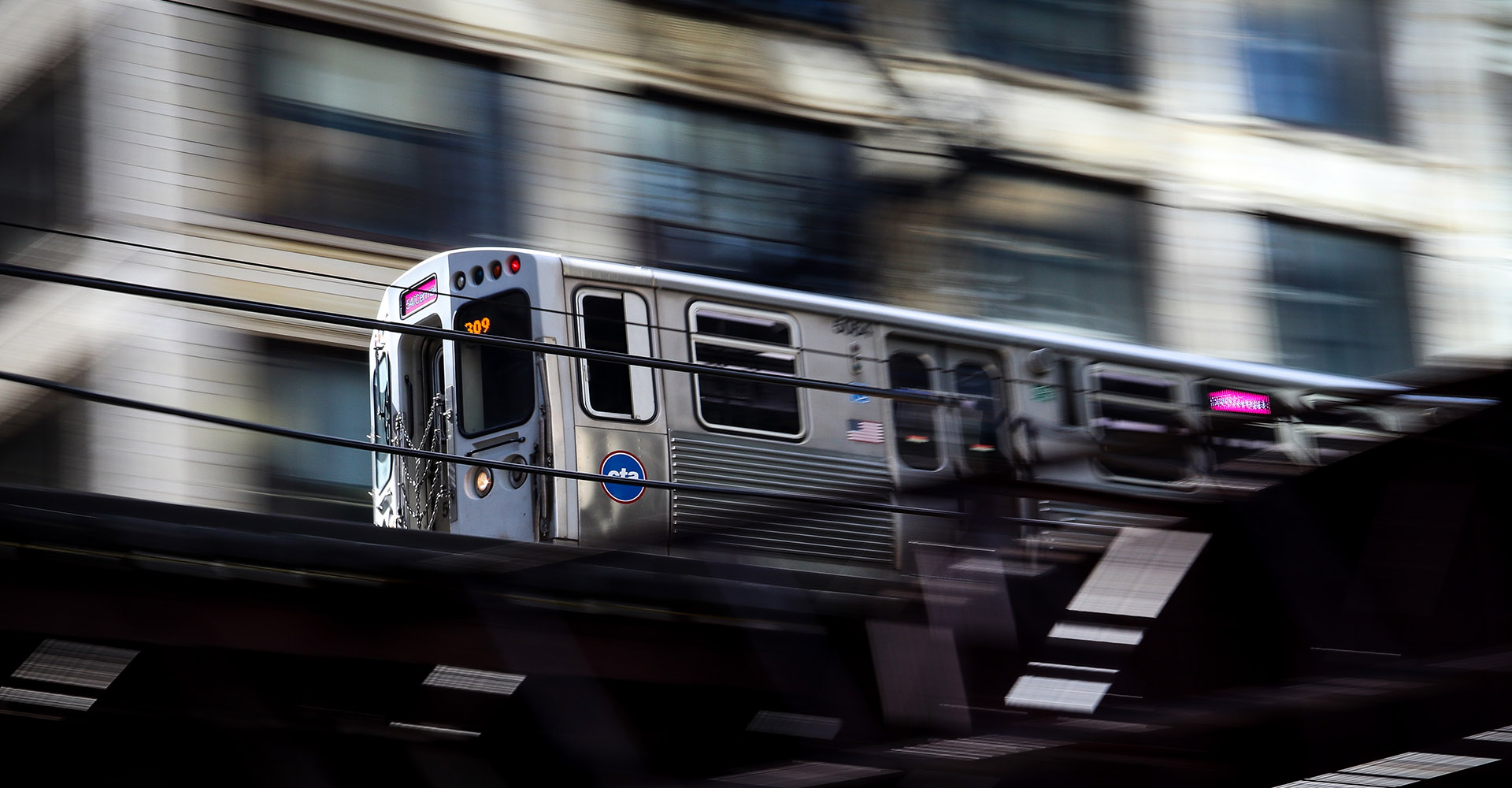 скоростной поезд вид из окна. железная дорога на марсе. железная дорога. поезд мчится. красивый поезд.