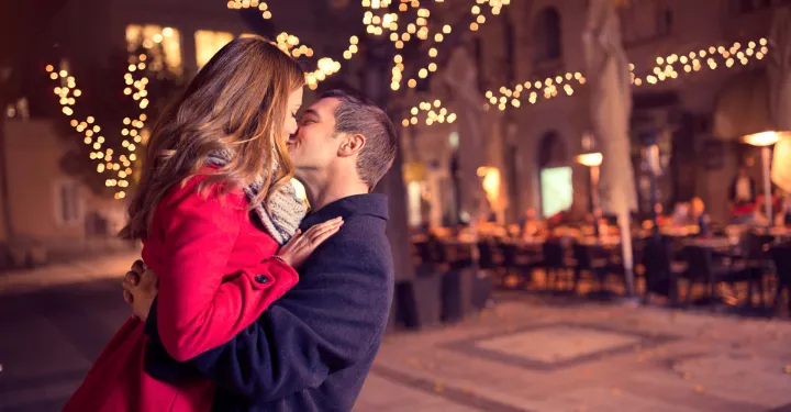 How to Write a Holiday Romance Story That Warms Your Readers' Hearts